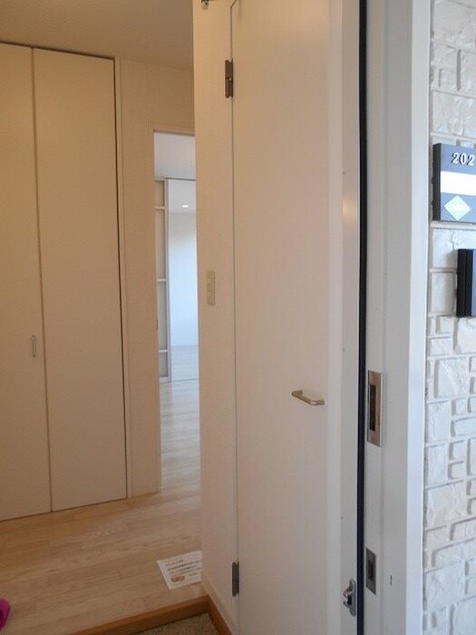 物件内観写真5　(玄関)