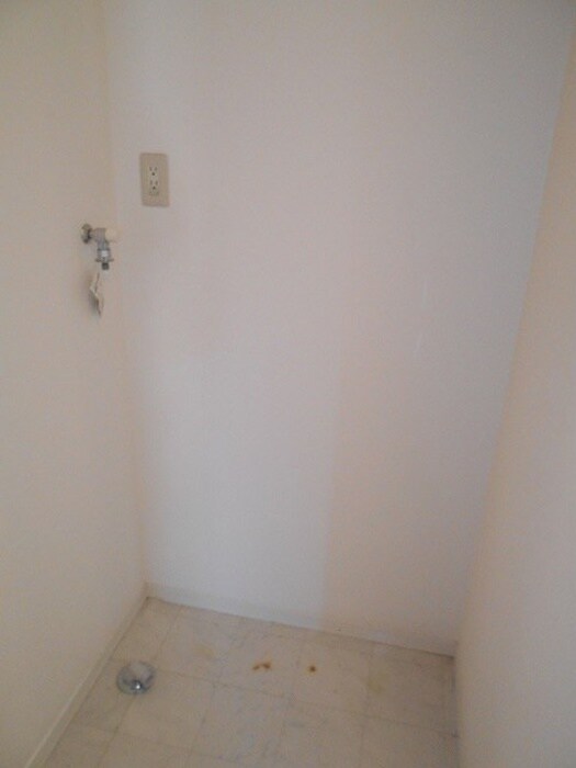 物件内観写真10　(洗濯機置場)