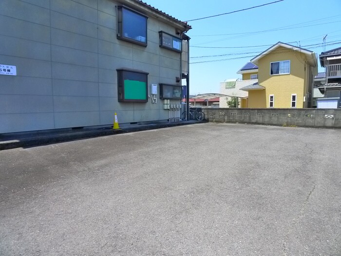 物件外観写真5　(駐車場)