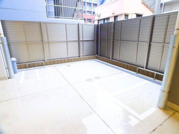 物件外観写真6　(バイク置き場)