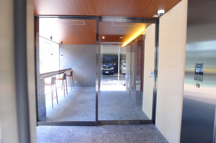 物件外観写真4　(エントランス部分)