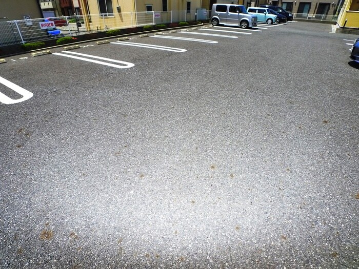 物件外観写真3　(駐車場)