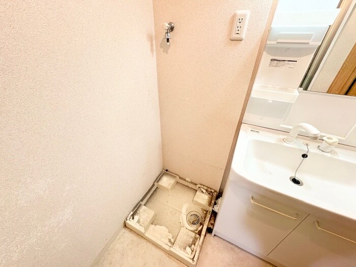 物件内観写真12　(洗濯機置場)