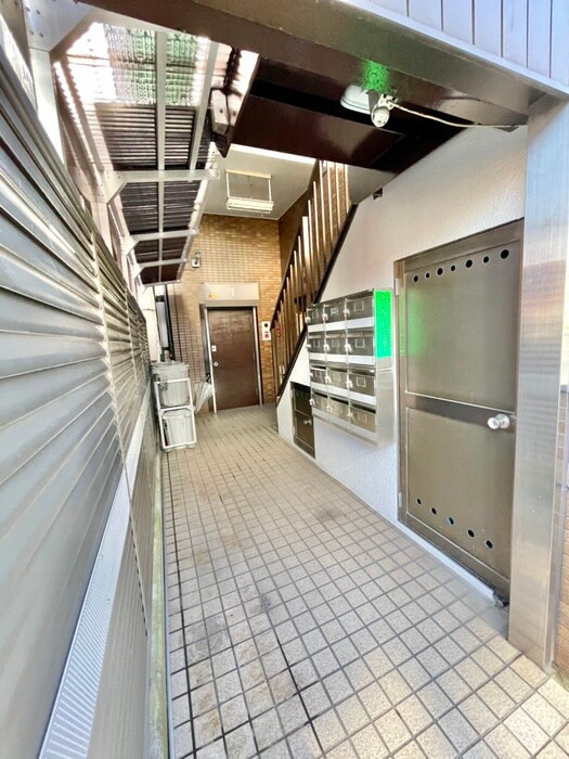 物件外観写真3　(エントランス部分)