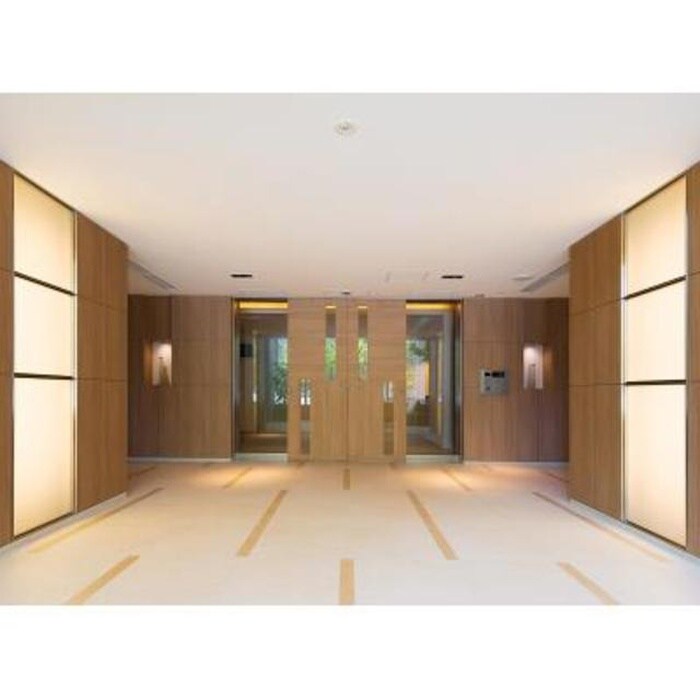 物件外観写真2　(エントランス部分)