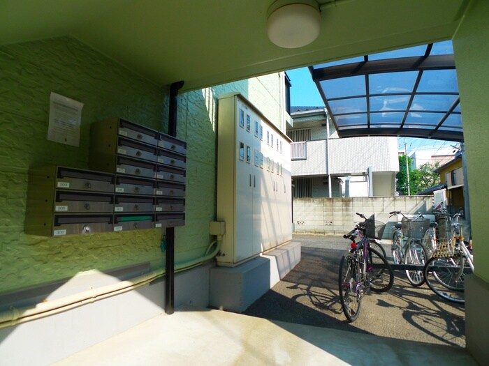 物件外観写真3　(エントランス部分)