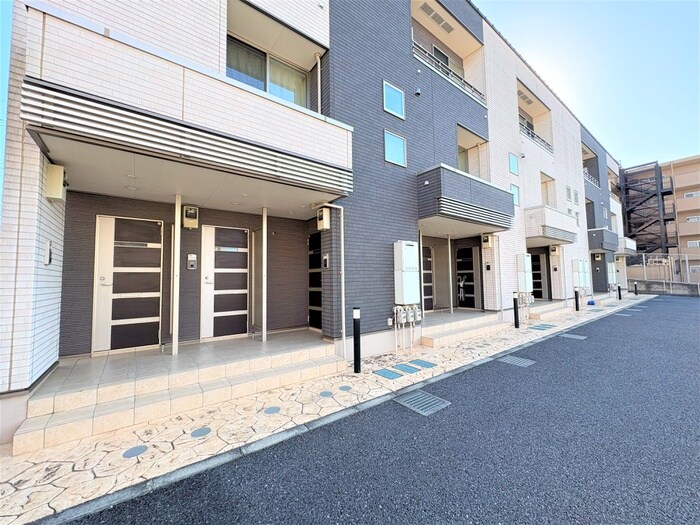 物件外観写真2　(エントランス部分)