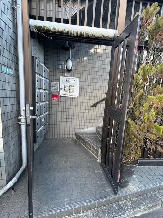 物件外観写真3　(エントランス部分)