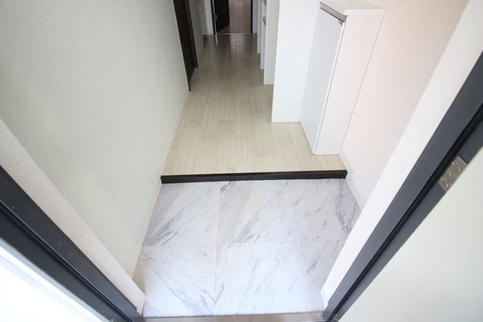 物件内観写真12　(玄関)