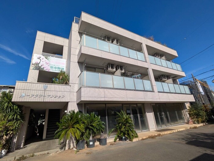 物件外観写真1　(エントランス部分)