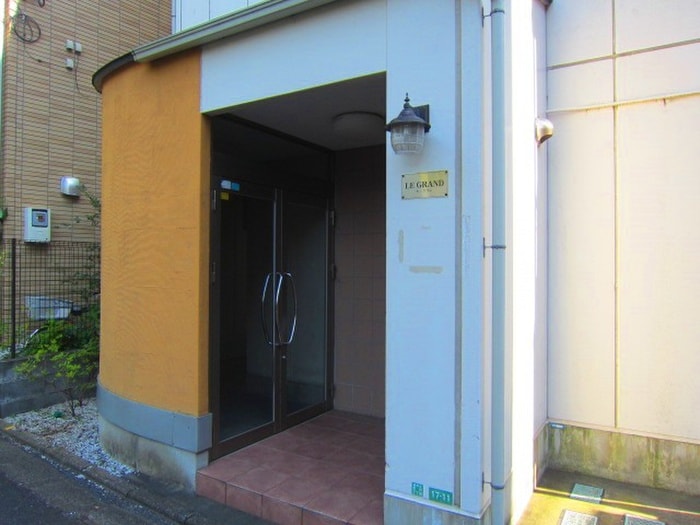 物件外観写真3　(エントランス部分)