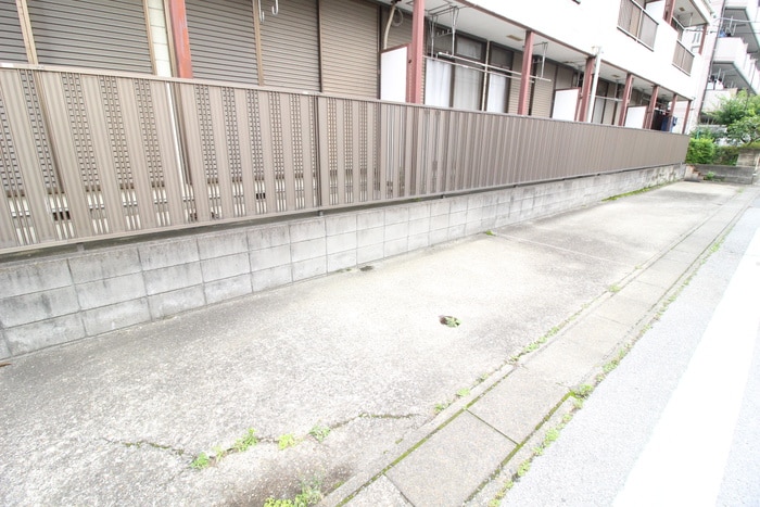 物件外観写真6　(駐車場)