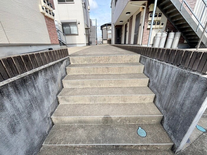 物件外観写真6　(エントランス部分)