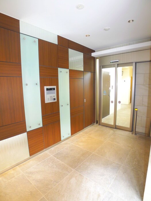 物件外観写真4　(エントランス部分)