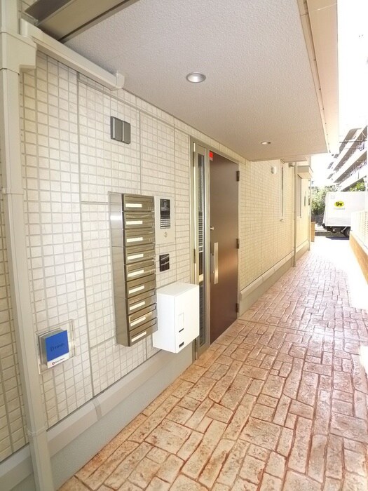 物件外観写真2　(エントランス部分)