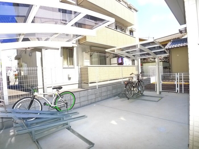 物件外観写真3　(駐輪場)