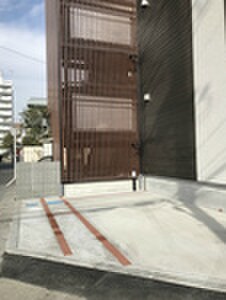 物件外観写真4　(エントランス部分)