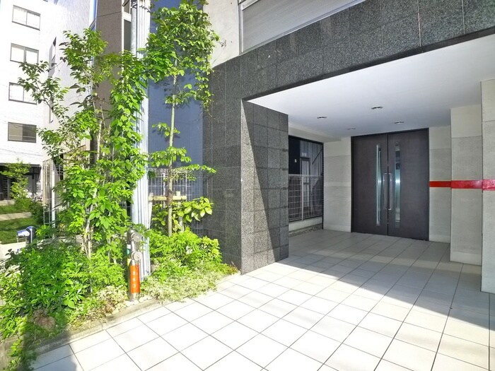 物件外観写真2　(エントランス部分)