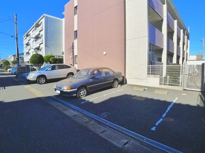 物件外観写真3　(駐車場)