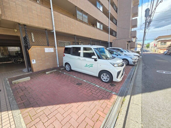 物件外観写真4　(駐車場)