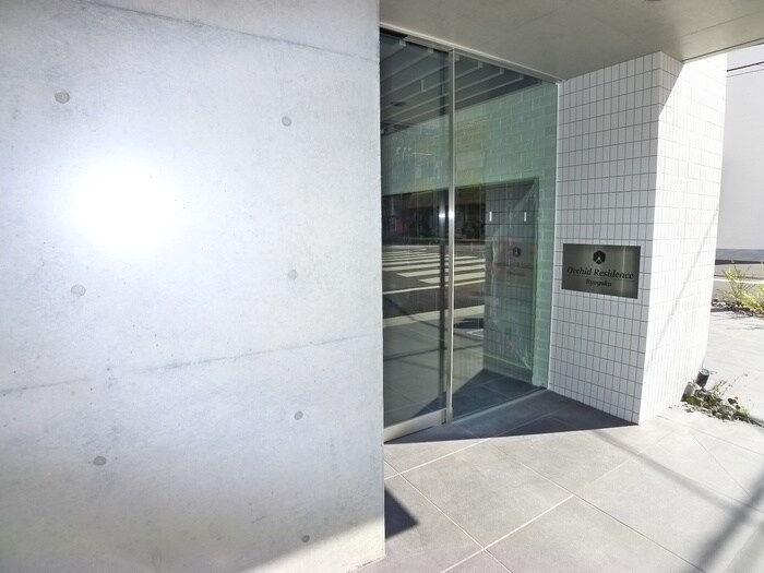 物件外観写真2　(エントランス部分)