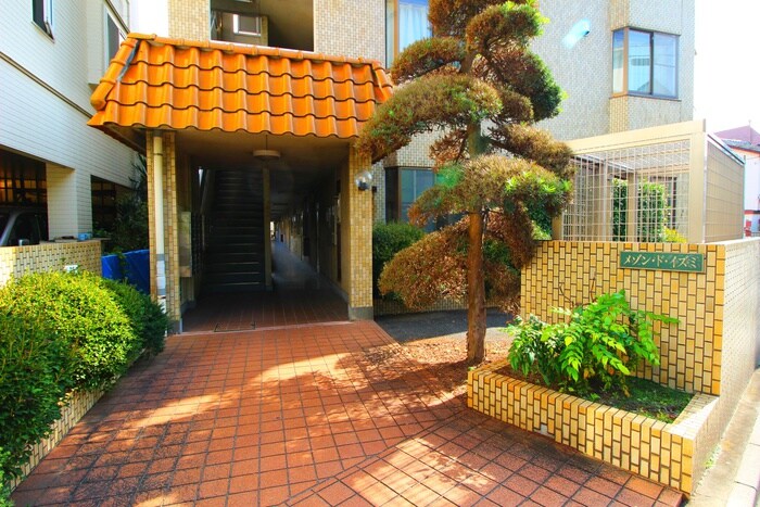 物件外観写真3　(エントランス部分)