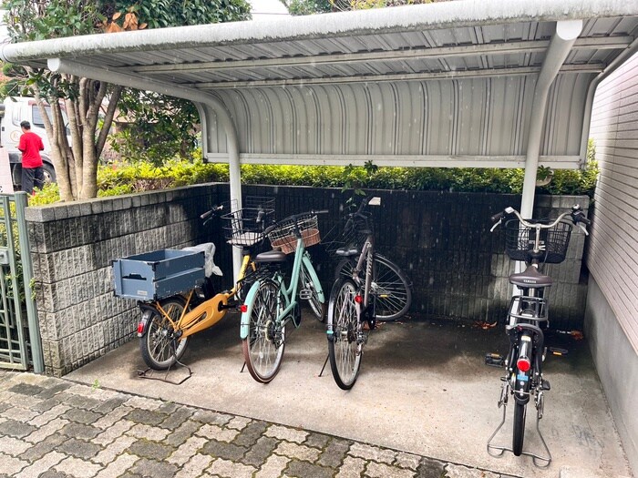 物件外観写真4　(駐輪場)