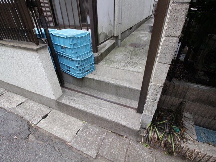 物件外観写真6　(エントランス部分)