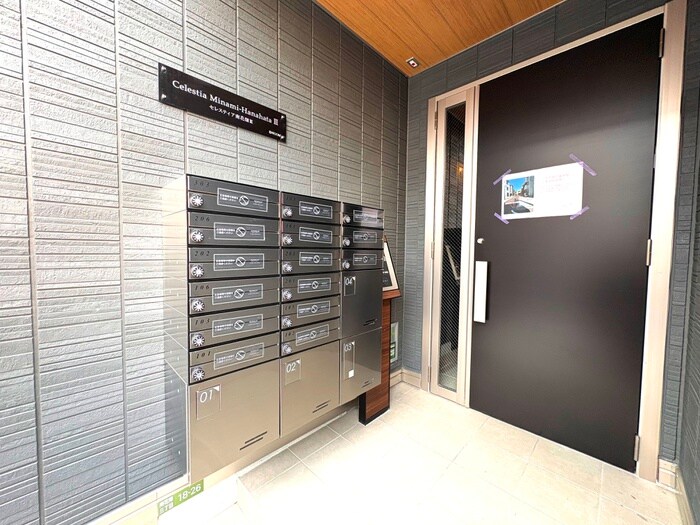 物件外観写真4　(エントランス部分)