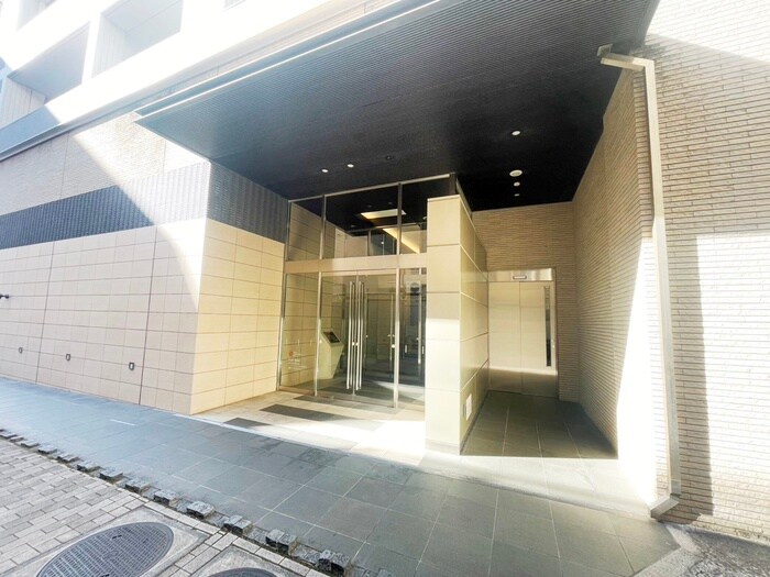 物件外観写真2　(エントランス部分)