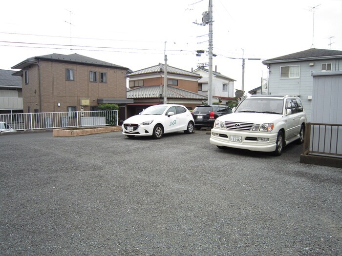 物件外観写真3　(駐車場)