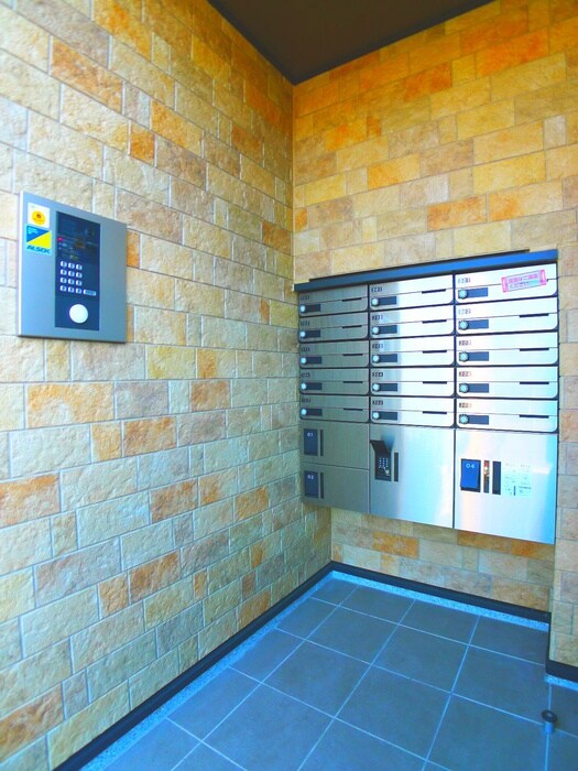 物件外観写真6　(エントランス部分)