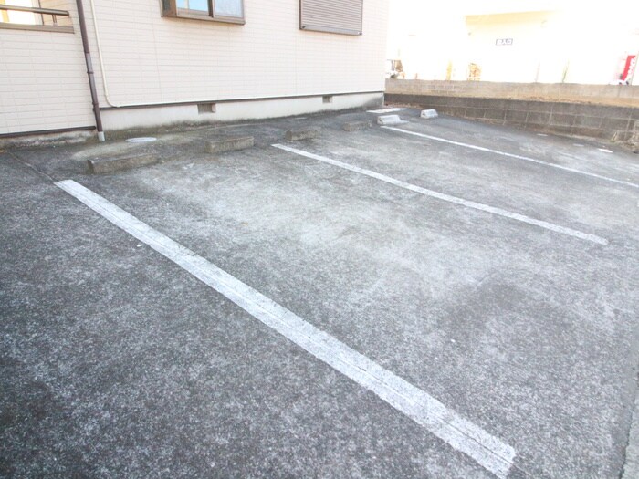 物件外観写真3　(駐車場)