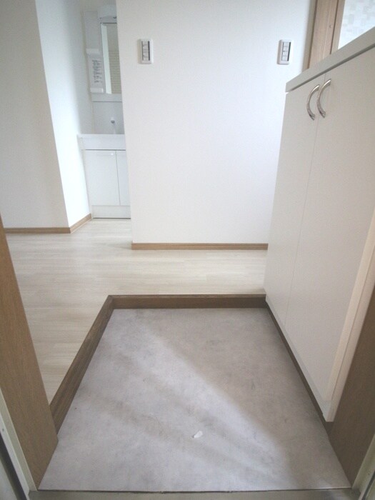 物件内観写真16　(玄関)