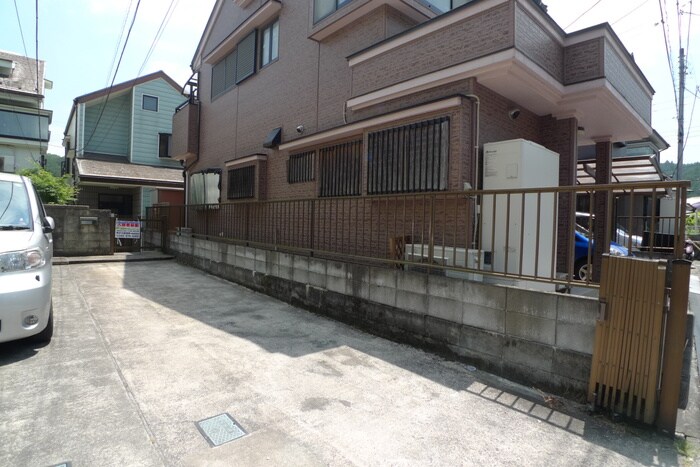 物件外観写真4　(駐車場)