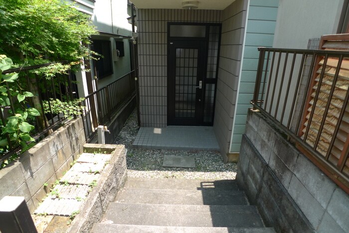 物件外観写真6　(エントランス部分)