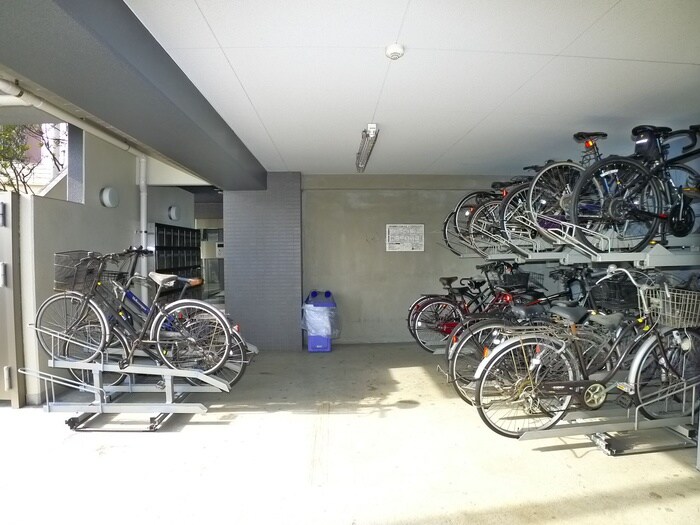 物件外観写真3　(バイク置き場)