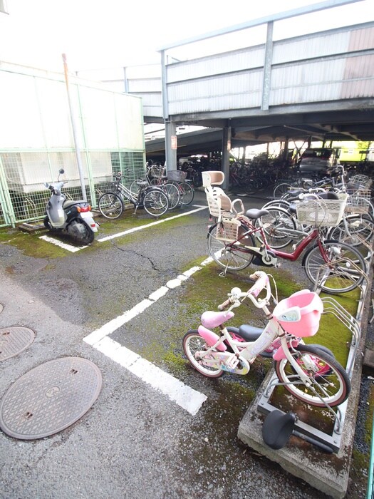 物件外観写真3　(駐輪場)