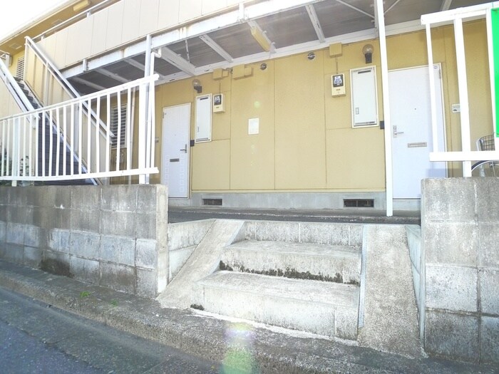 物件外観写真3　(エントランス部分)