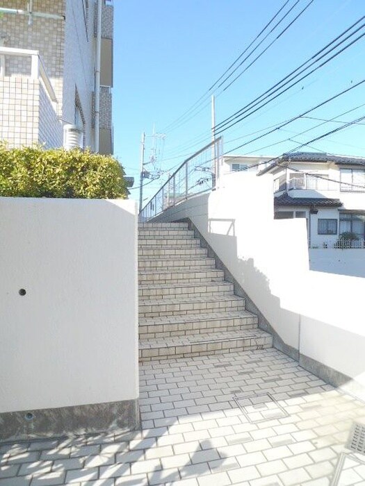 物件外観写真2　(エントランス部分)