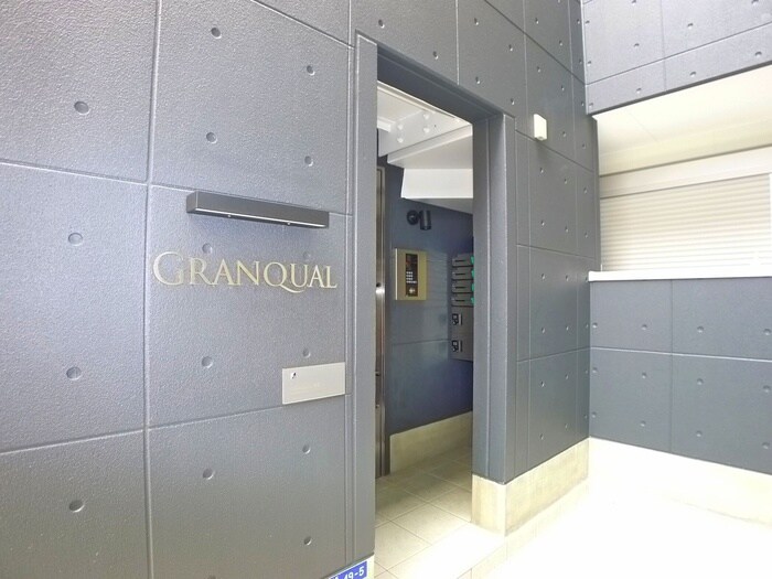 物件外観写真2　(エントランス部分)