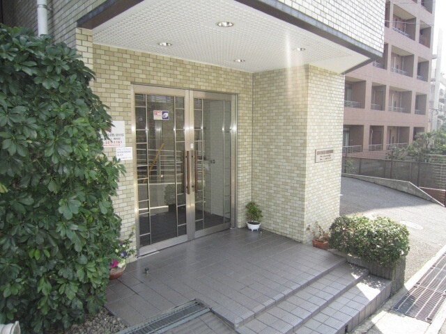 物件外観写真3　(エントランス部分)