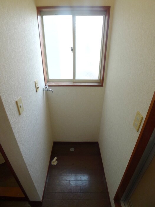 物件内観写真11　(洗濯機置場)