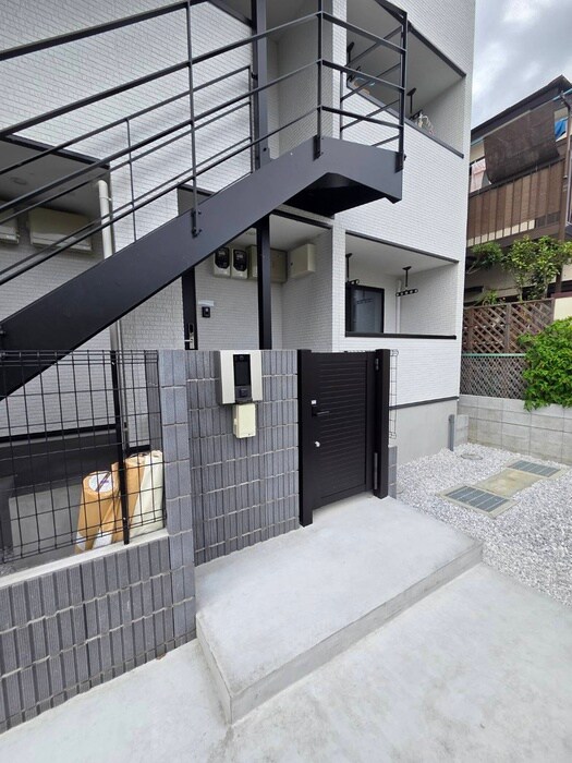 物件外観写真4　(エントランス部分)