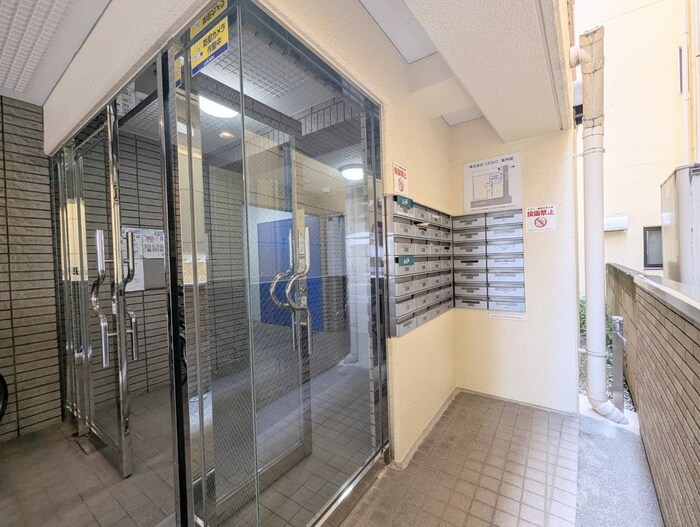 物件外観写真2　(エントランス部分)