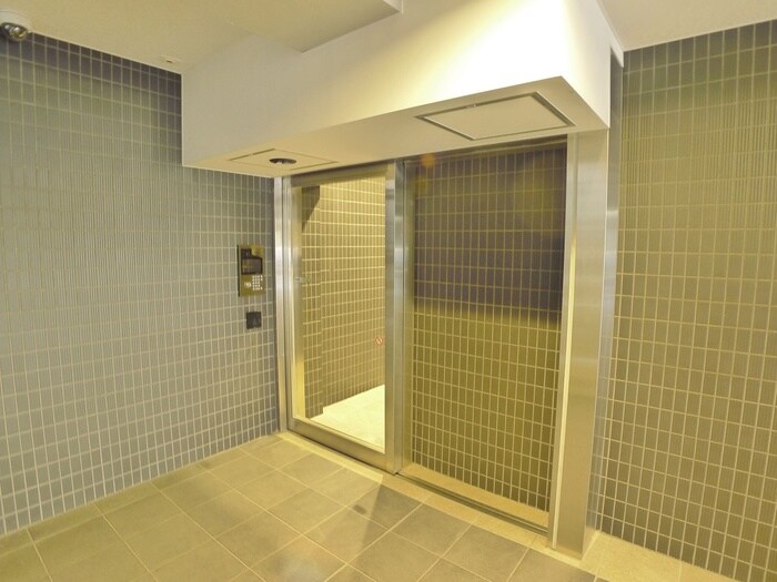 物件外観写真6　(エントランス部分)