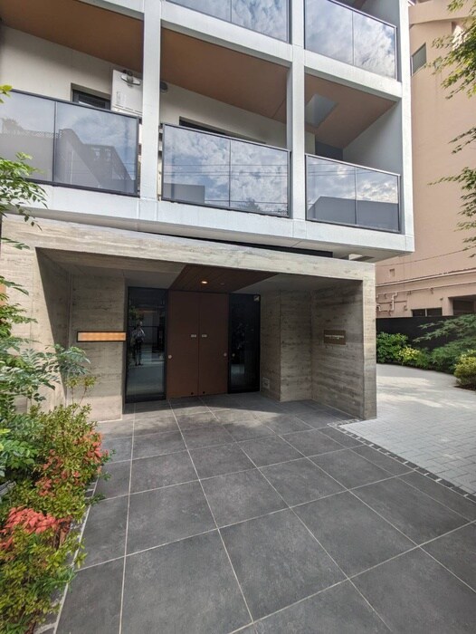 物件外観写真4　(エントランス部分)