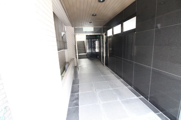 物件外観写真5　(エントランス部分)