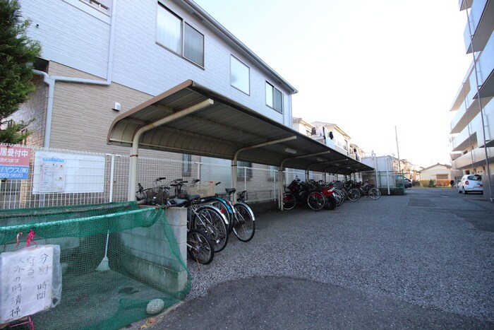 グレイストーエイの駐輪場