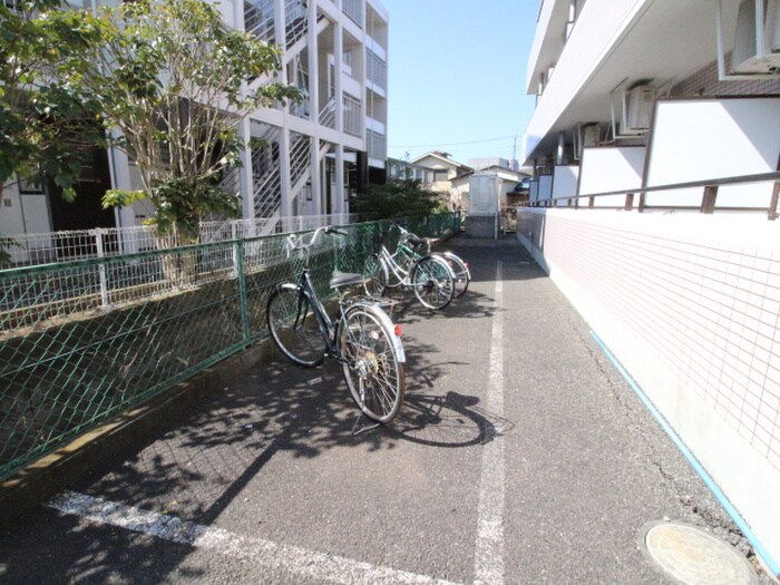 物件外観写真4　(駐輪場)